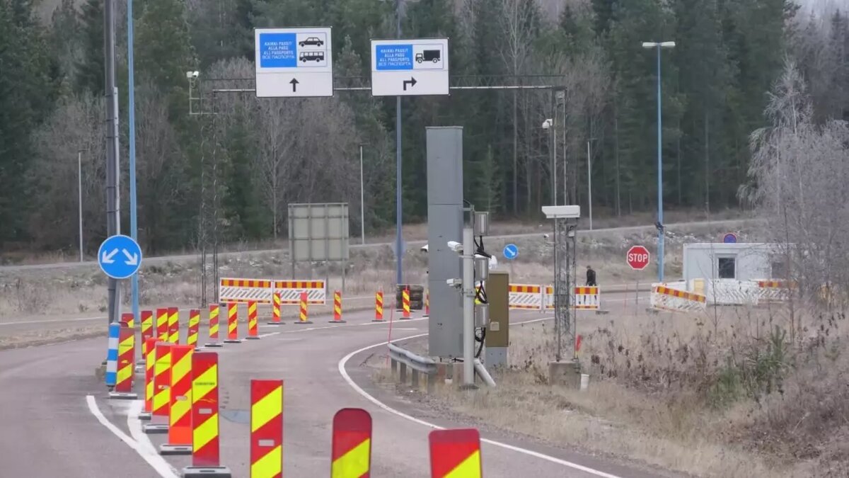     Финляндия перебросила военных на КПП «Вартиус» («Люття») для оказания помощи пограничникам в возведении временных ограждений в приграничной зоне. Хельсинки обвиняет Москву в провоцировании миграционного кризиса.