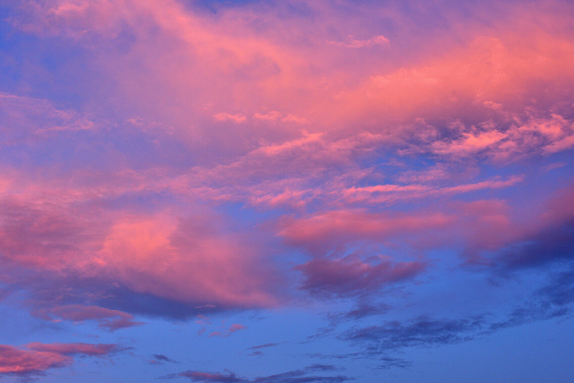 самые интересные и красивые эффекты можно получить при рассвете или закате, когда небо окрашивается в яркие оттенки оранжевого, розового или фиолетового цвета.