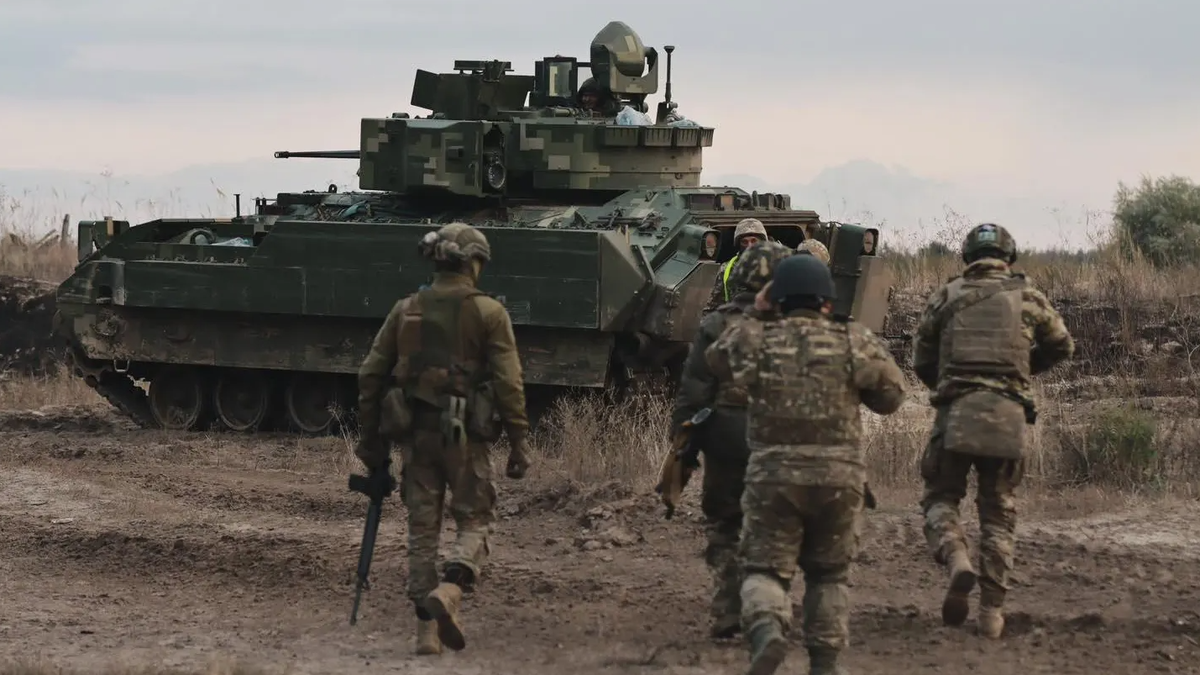 Военнослужащие 47-й механизированной бригады с машиной M-2 Bradley © 47TH MECHANIZED BRIGADE PHOTO