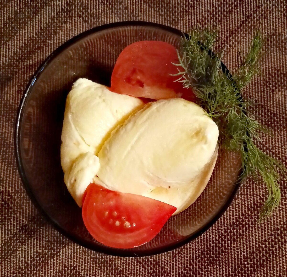 Укроп, конечно я сжевала))) И помидорку немного дала кукленку попробовать. А омлет на двоих)))