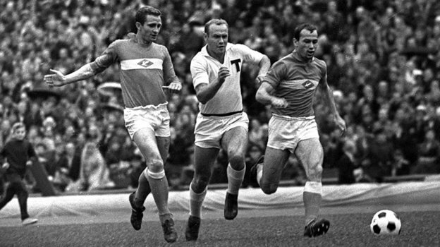 Эдуард Стрельцов (в центре). Из архива семьи Волковых