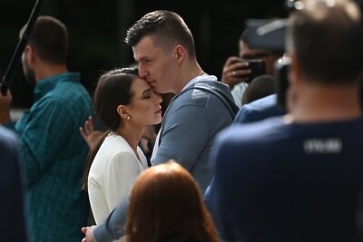    Блогер Валерия Чекалина, известная как Лерчек (Lerchek), и ее супруг Артем Чекалин у Пресненского суда Москвы ©Григорий Сысоев РИА Новости