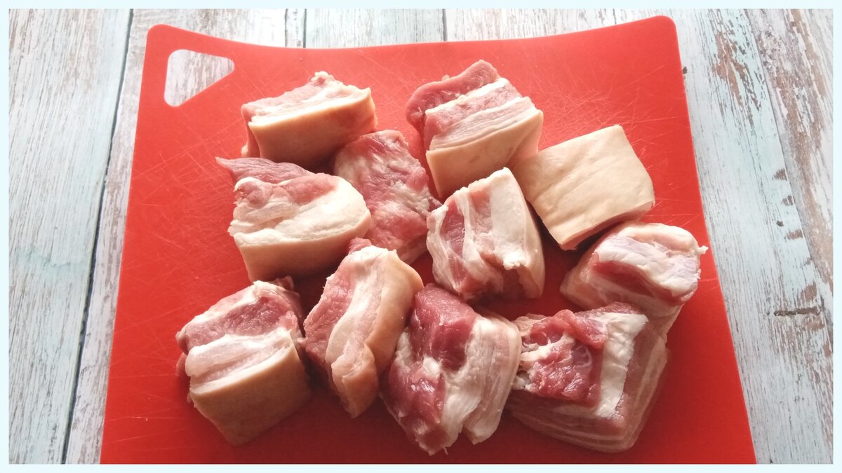 Нарезаю ровными кусочками, примерно 5x5 см.