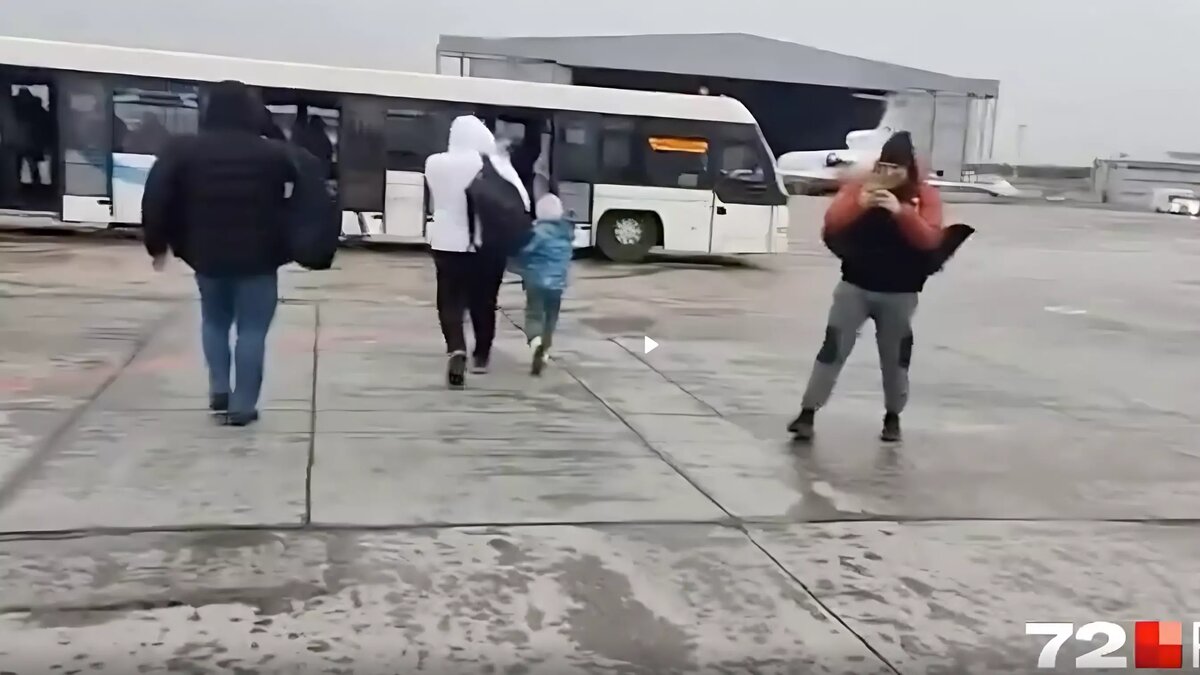     Самолет из Тюмени почти час кружил над Красноярском из-за сильнейшего ветра. Один из пассажиров рассказал, что в этот момент происходило на борту.