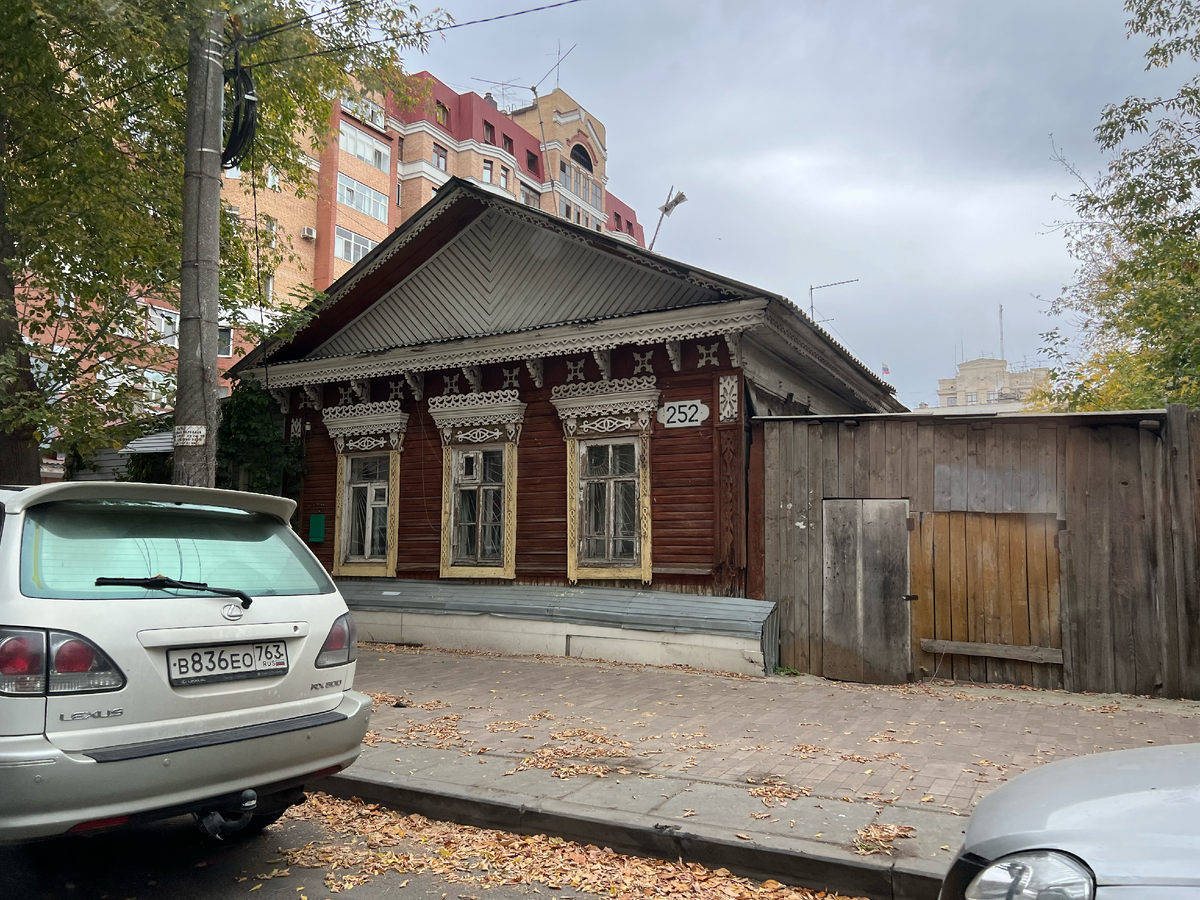 как раз один из таких домиков посреди новых многоэтажек