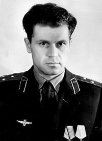 Юрий Николаевич Янов (1931—1966) — военный штурман 1-го класса, в составе экипажа самолёта Як-28 ценой своей жизни спасший мирных жителей Западного Берлина от падающего самолёта, посмертно удостоенный за свой подвиг Ордена Красного Знамени