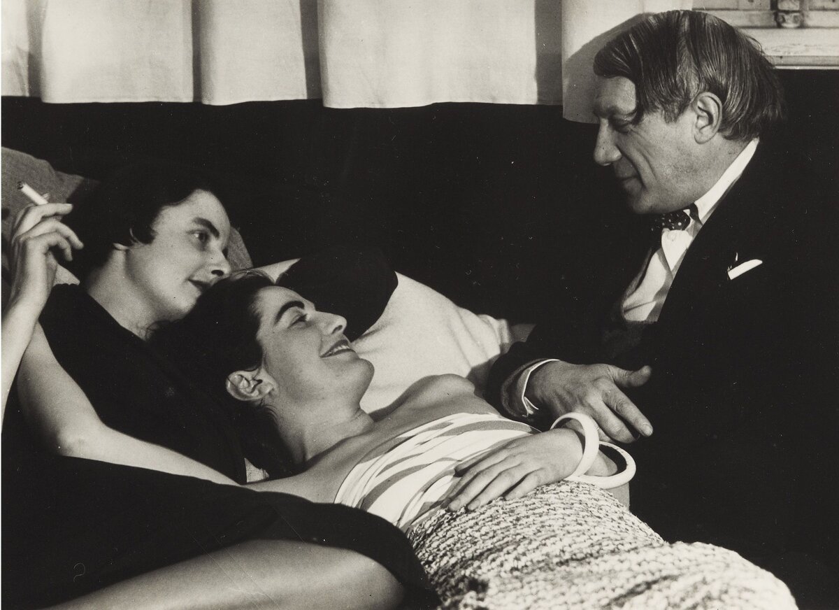 Девушка в белом Дора Маар, справа Пабло Пикассо