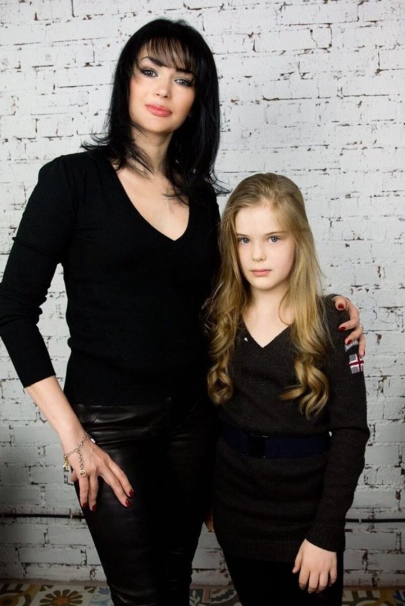 Жена Александра Абдулова с дочкой, источник: Яндекс.картинки