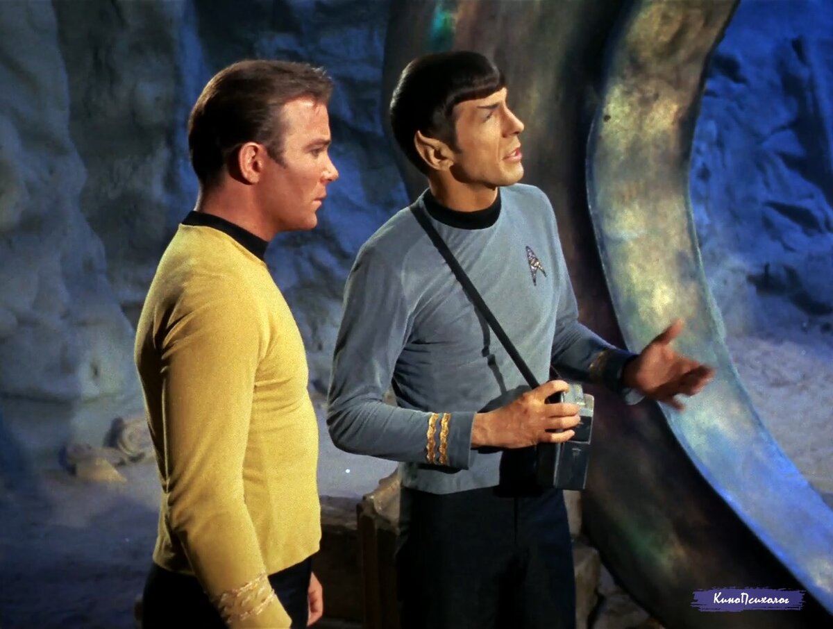 "Star trek", скриншот. Капитан Кирк и мистер Спок возле временного портала.