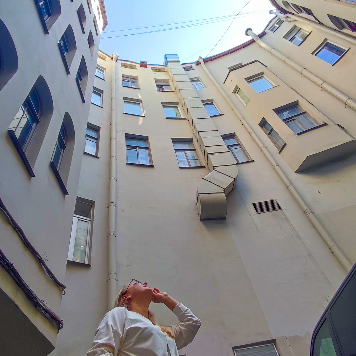 Двор "Бетмана" / фотография автора, сентябрь 2024