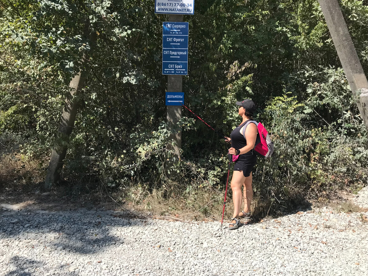 Дойдите до этого указателя (чуть дальше дома 186 по ул. Чудесной), а вот следующего не ждите — ищите поворот налево напротив дома 3 по улице Медвежьей