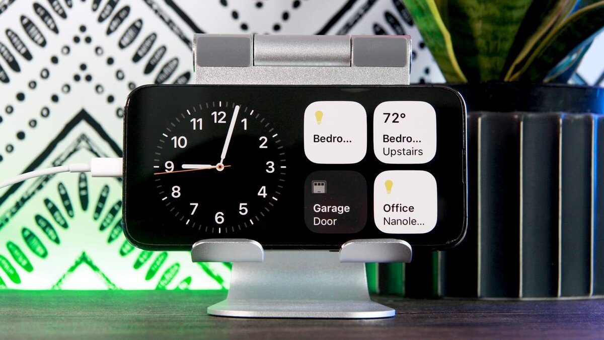  режиме ожидания доступны различные параметры отображения, включая быстрый просмотр используемых устройств HomeKit.