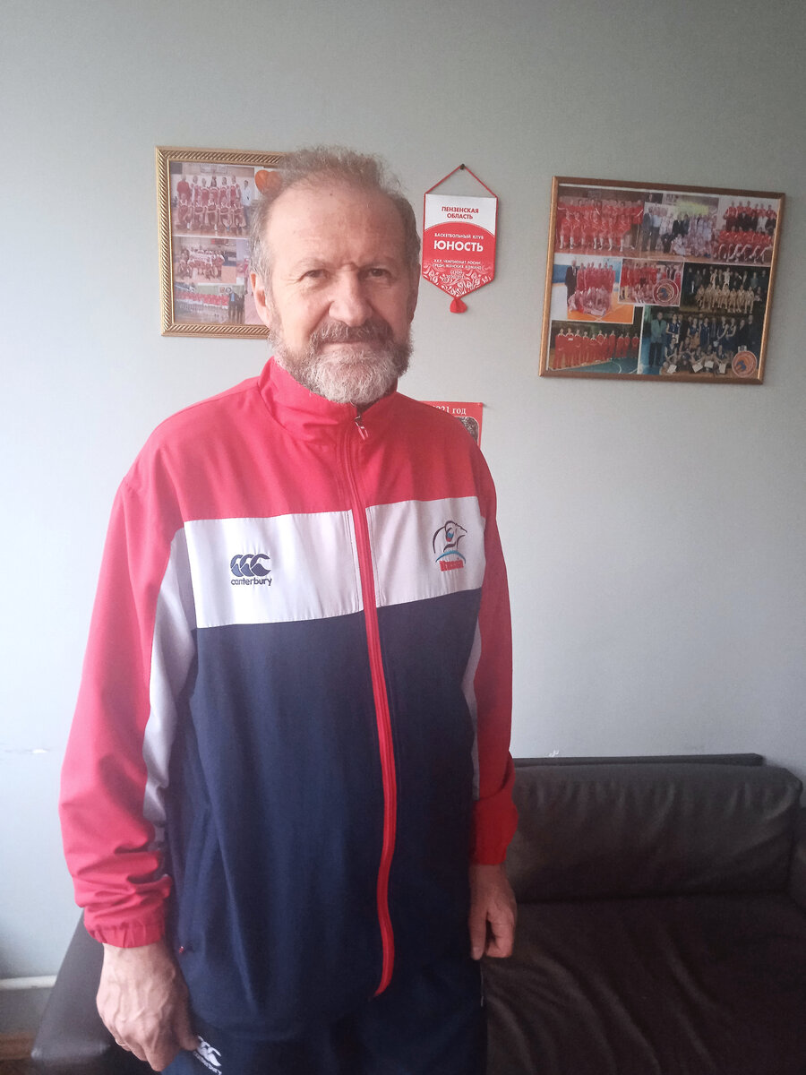 Главный тренер "Юности" - Дмитрий Иванович Нестеровский. Заведующий кафедрой Гимнастика и спортивные игры. Профессор кафедры гимнастика и спортивные игры. Кандидат педагогических наук (1989). Доцент по кафедре спортивных игр(1993). Профессор кафедры спортивных игр (2010). Заслуженный работник физической культуры РФ (2009). Почетный работник высшего профессионального образования РФ (2007)