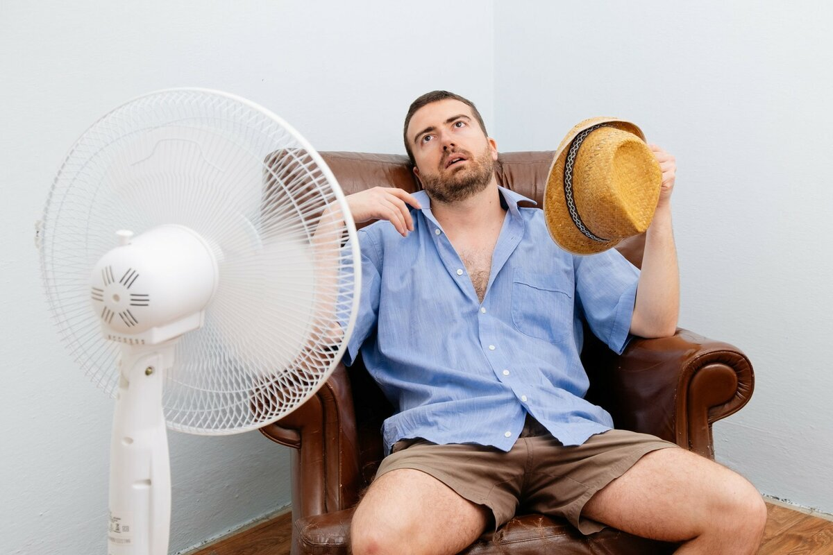 Дома жарко и душно. Жара. Человек-вентилятор. Очень жарко. Человек которому жарко.