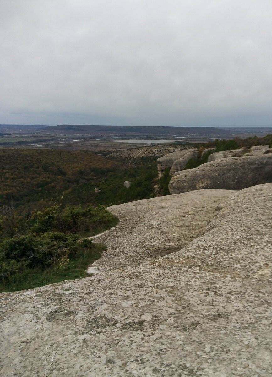 Край хребта Ташлык. Скалы Кардонын-Каясы.  