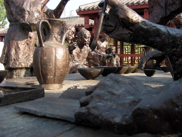 В династию Сун (960-1279 гг.) чай становится особо популярным в высших слоях общества.  Чаем увлекаются императоры, одним из таких правителей был Хуэй Цзун (правил 1101-1125 гг.-8