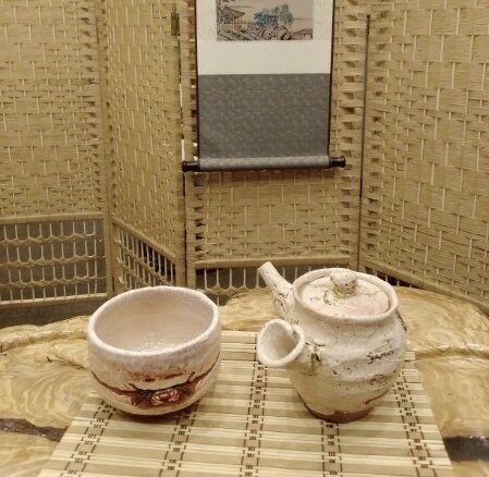 В династию Сун (960-1279 гг.) чай становится особо популярным в высших слоях общества.  Чаем увлекаются императоры, одним из таких правителей был Хуэй Цзун (правил 1101-1125 гг.-9