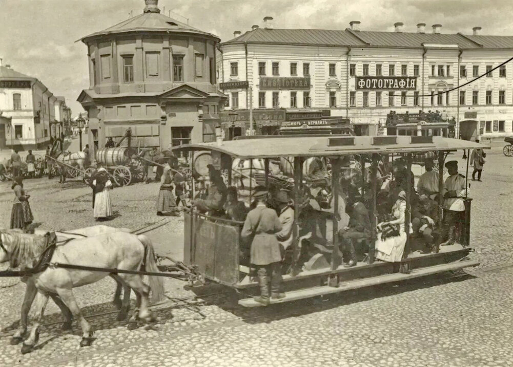Конка на Серпуховской площади. Фото 1892 года. Источник: http://www.peshegrad.ru/