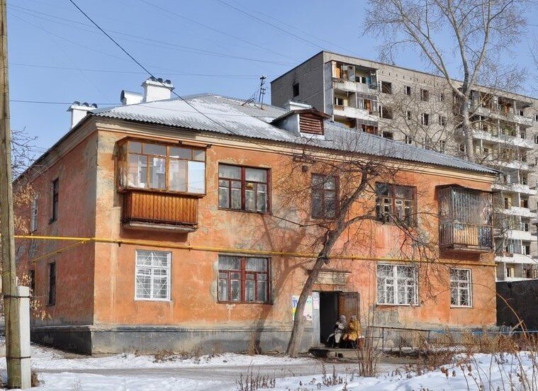Екатеринбург, ул. Мусоргского, д.13 - фото со стороны двора. 2012 год, на заднем плане  знаменитый «дом-призрак», девятиэтажка 80-х располагавшаяся по адресу Мусоргского, 6.  