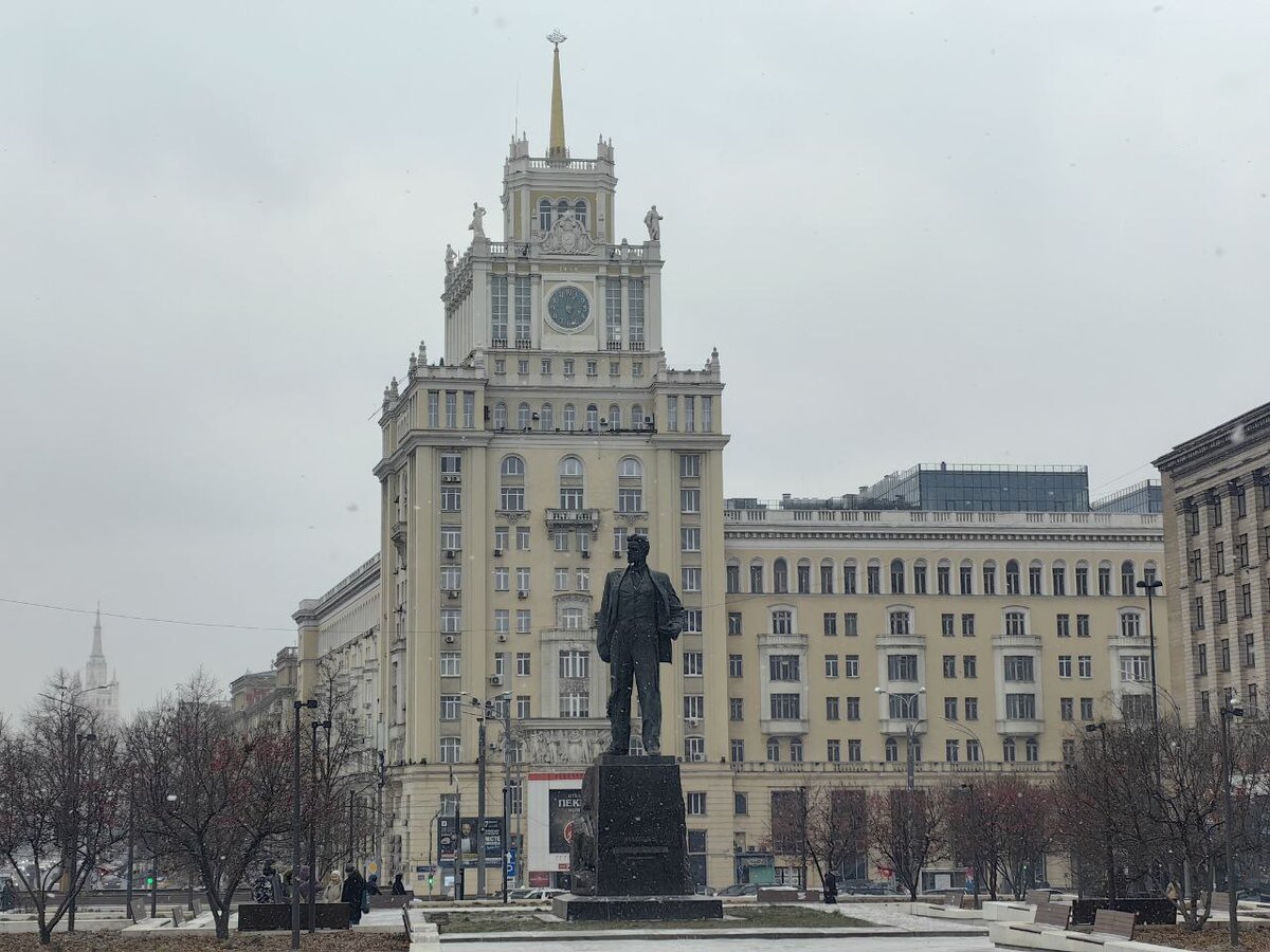 Прогулка по Москве: самый уродливый дом столицы, дворец водочного короля и 