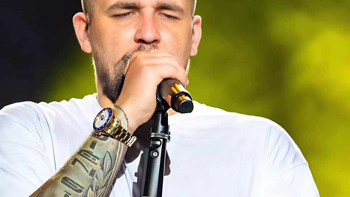     Уроженец Ростова, музыкант Баста готов выступать на новогодних мероприятиях за сумму от семи до десяти миллионов рублей, сообщил организатор модных корпоративов Табриз Шахиди.