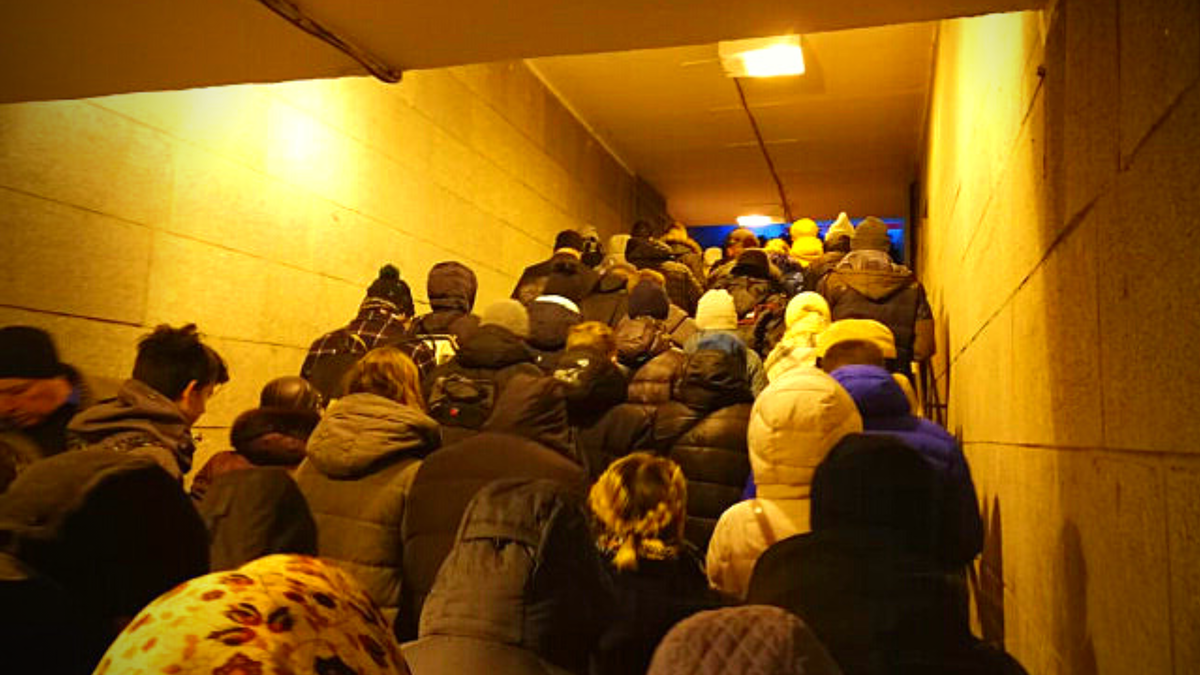 очередь в метро мурино. метро девяткино 90е. метро девяткино в новогоднюю ночь. мурино метро. метро девяткино в новогоднюю ночь.