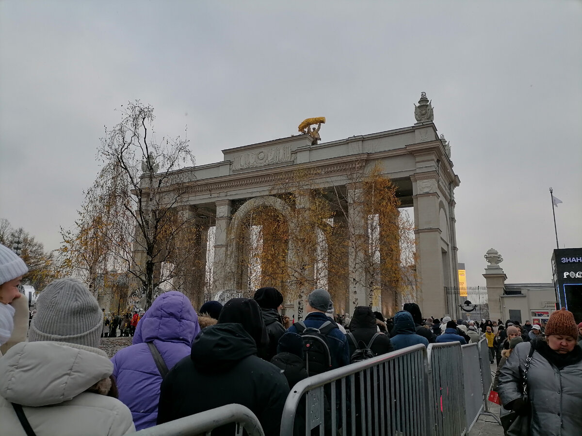 очень длиной в пол километра в галерею "Достижения России"