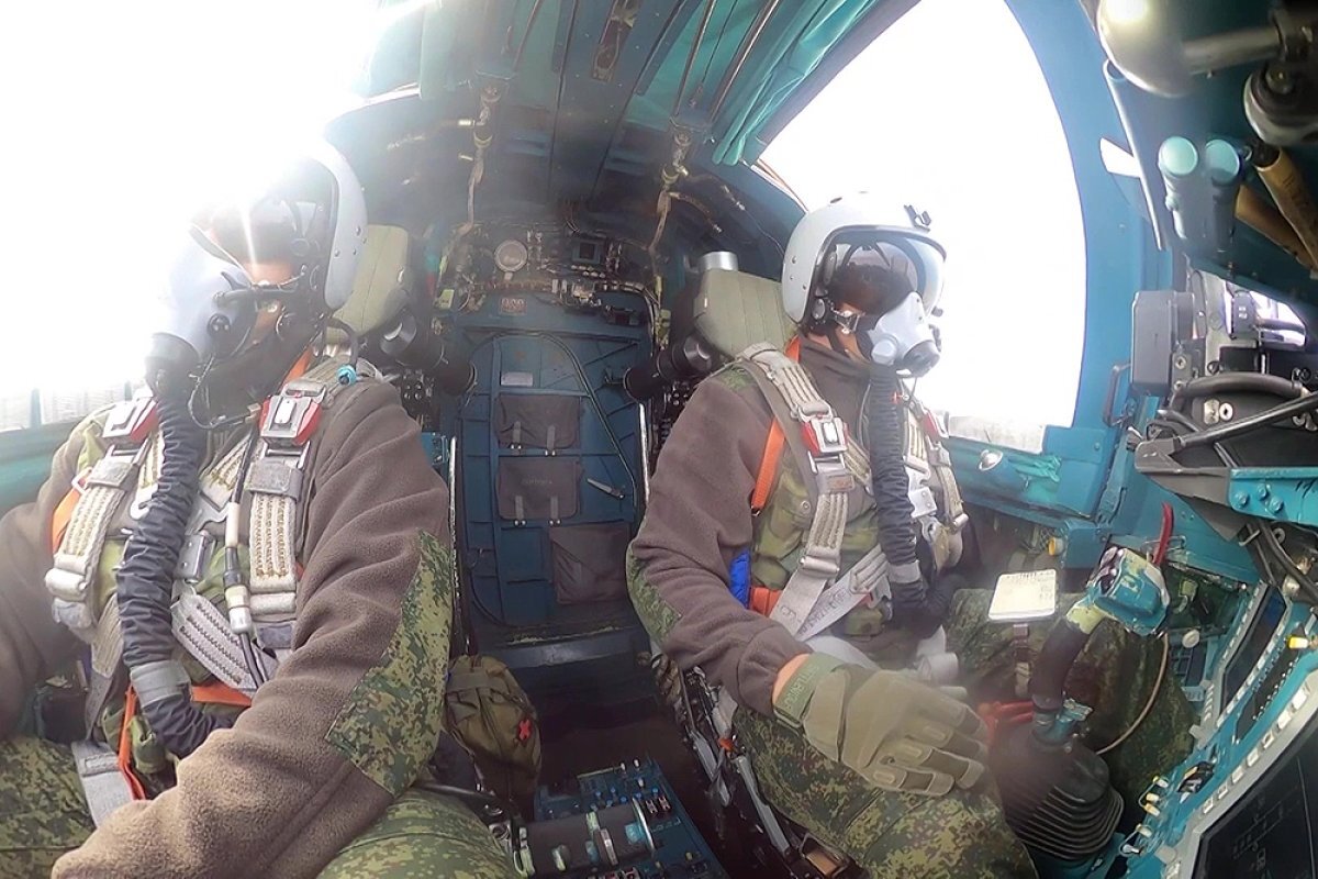    Истребители-бомбардировщики Су-34 уничтожают объекты ВСУ.