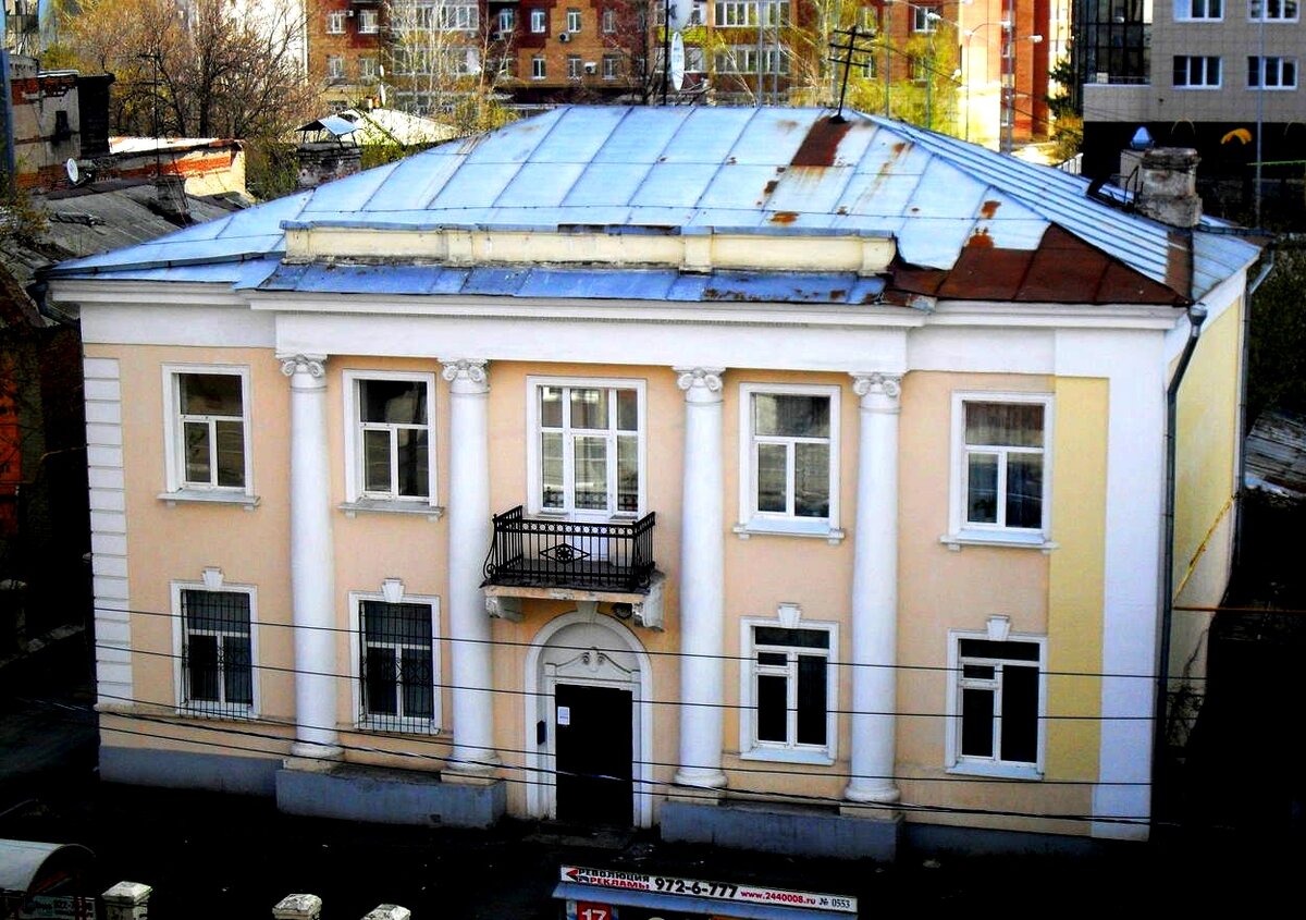 Продолжением антаблемента служит прямая аттиковая стенка с парапетными столбиками