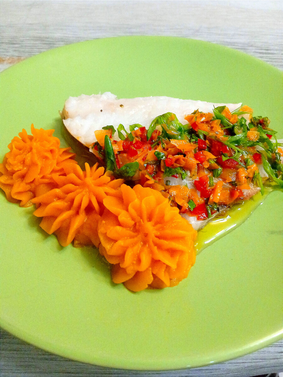 Запеченный морской окунь с соусом из запеченного перца с зеленью и пюре из батата