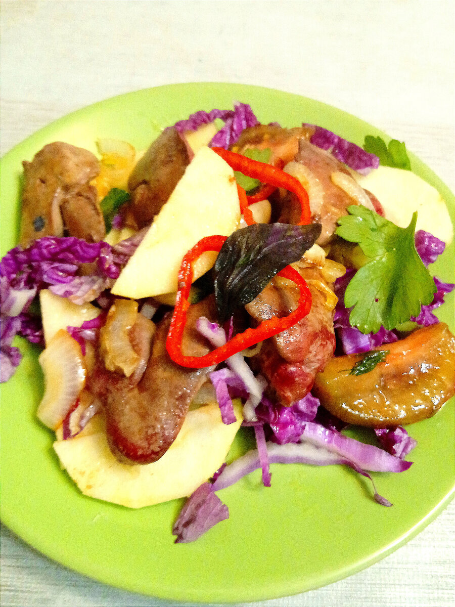Тёплый салат с куриной печенью, яблоком, красной пекинской капустой, перцем чили и зеленью с заправкой из оливкового масла