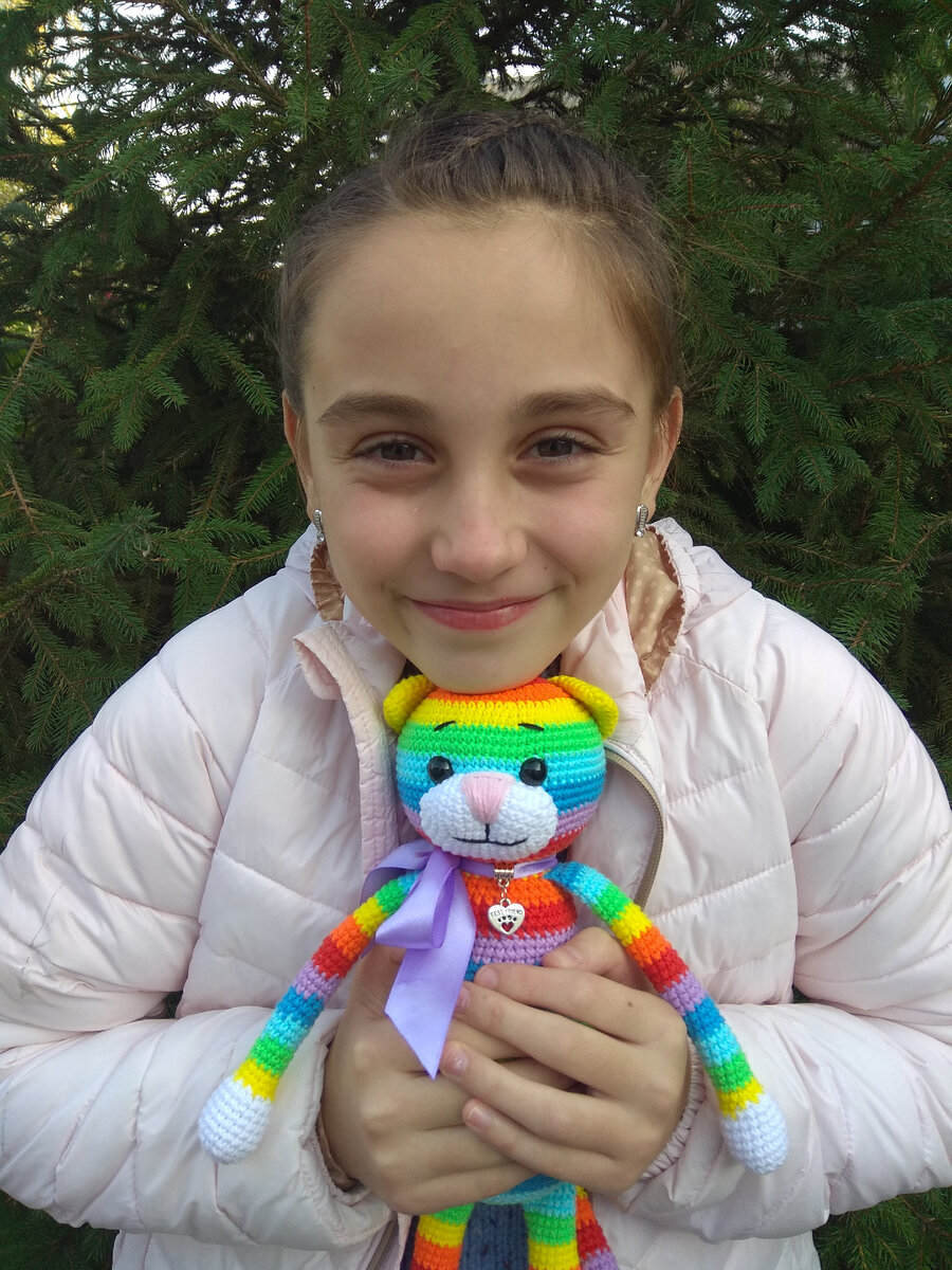 Дочка с вязанным другом, 2018 г. (Фото из личного архива)