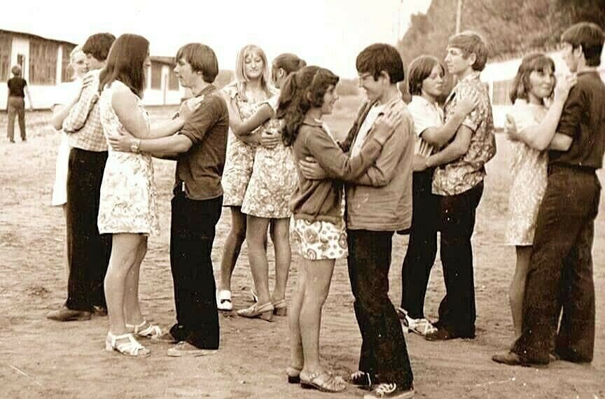 Диско 80е одежда. Молодежь в 80-е годы. Фабрика большевичка ссср. Дискотека 70 х ссср. Давай 80 годы.