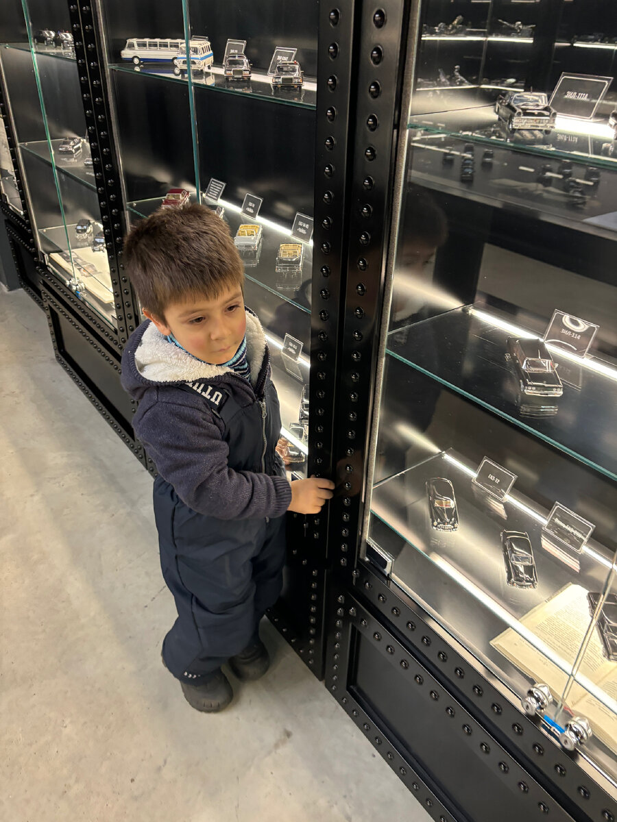 Все фото автора. Сын у витрины с моделями машин.