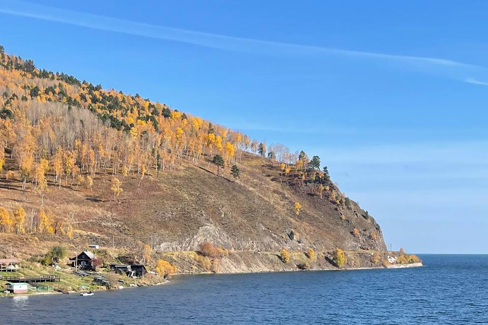 Побережье Байкала осенью. Фото Светланы Ханафи