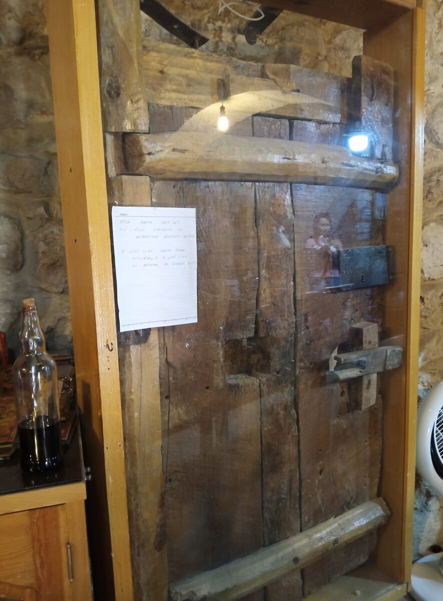 Фото сына в каком-то сирийском городке, ей 1400 лет по-моему, была украдена боевиками, наши её вернули