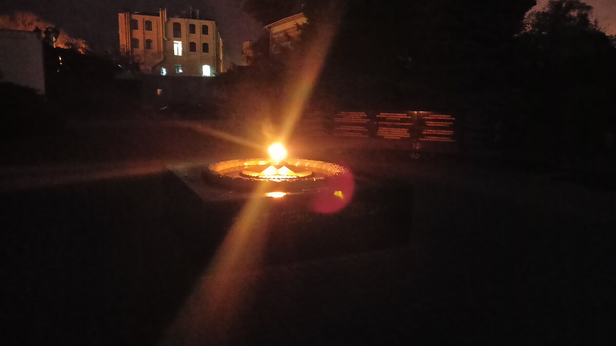 После урагана 19 ноября 2023 года в центре Керчи горит только вечный огонь, электричество столбов освещения отключено. Символично.) Фото Елены Кузнецовой.