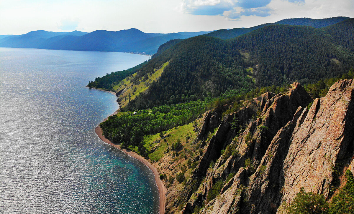 Живописный вид с маршрута Большая Байкальская тропа.Фото: Viktorya Telminova / Shutterstock.com