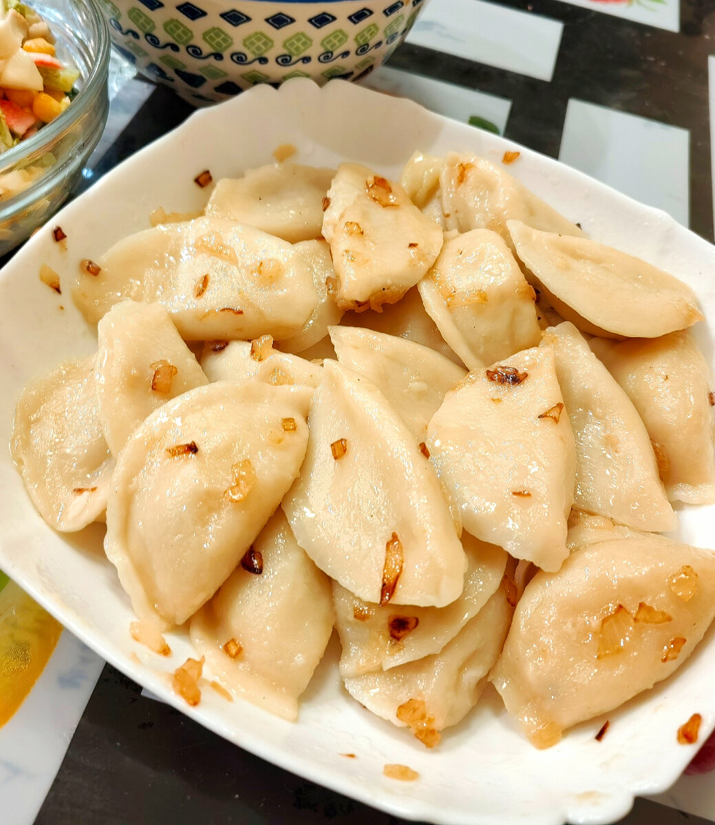 Зажарила луком. Ели со сметаной. Это порция на троих. Но подключился еще и Миша после своего ужина кашей