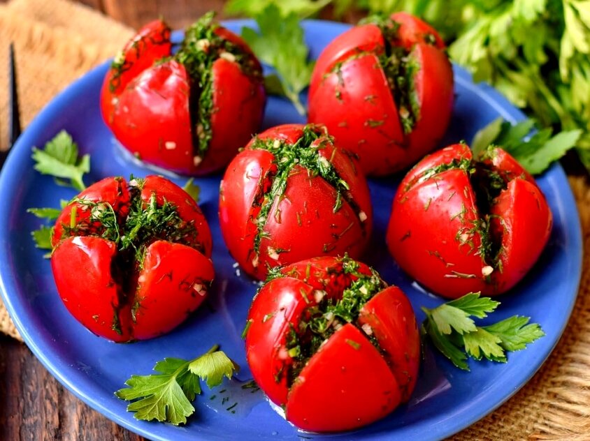 Невероятно простая и вкусная закуска из помидор