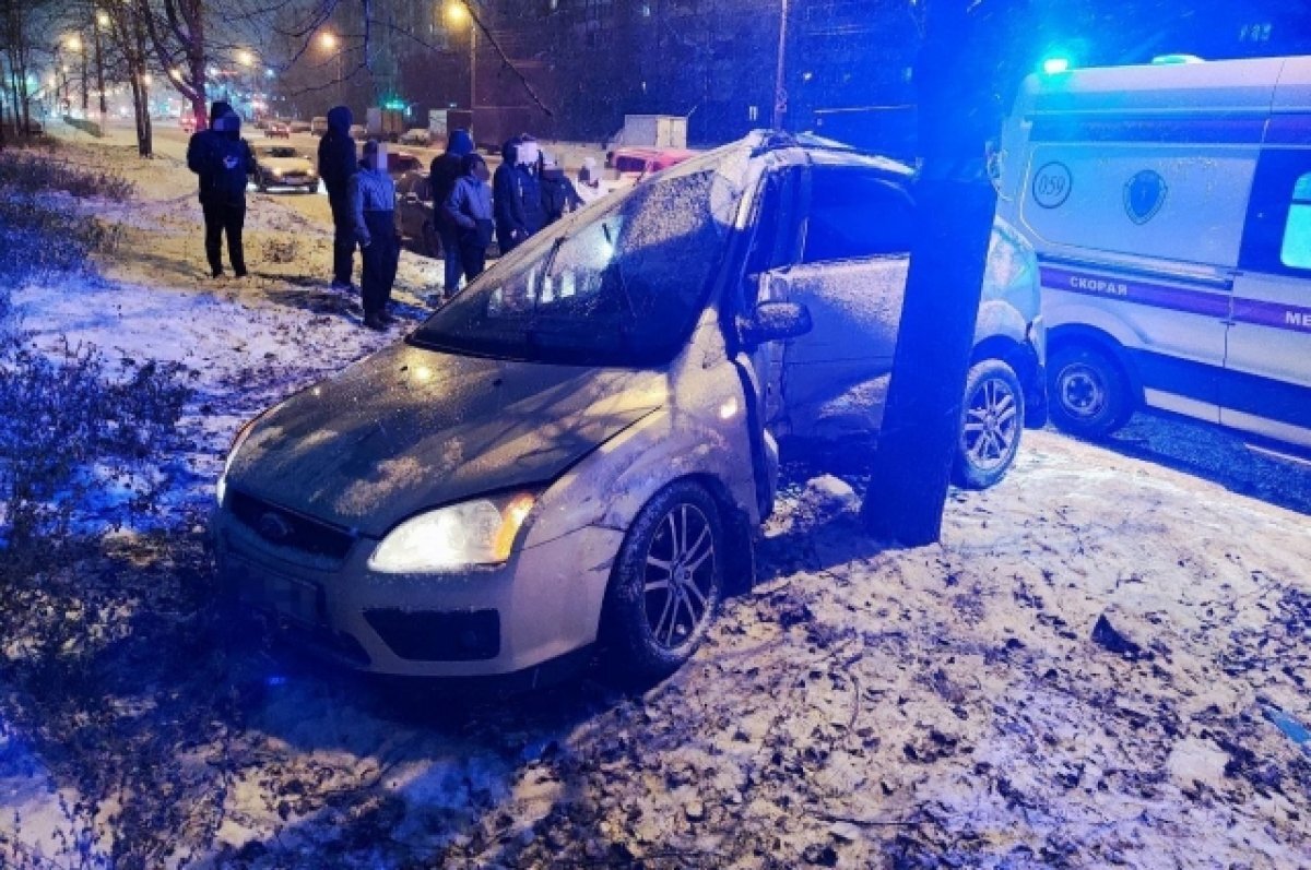    В Твери на улице Можайского автомобиль Ford влетел в дерево