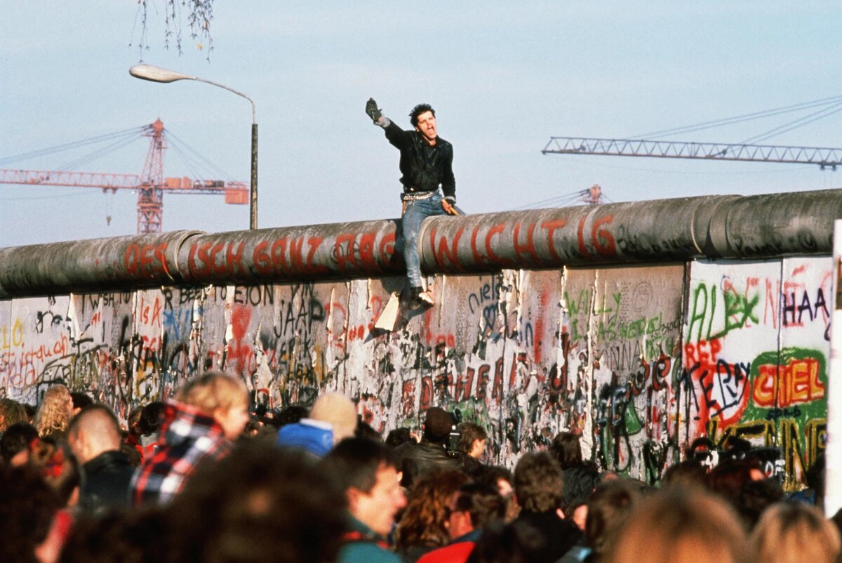 Стена пала. Крушение Берлинской стены 1989. Падение Берлинской стены 1989 г. 9 Ноября 1989 Берлинская стена. Разрушение Берлинской стены и объединение Германии
