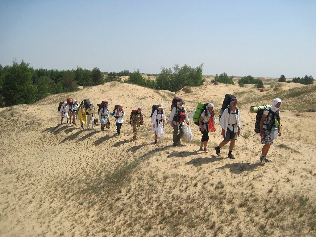 На фото - с моим учеником Игорем Матейчиком ведём группу на выживание в Алешковские пески...