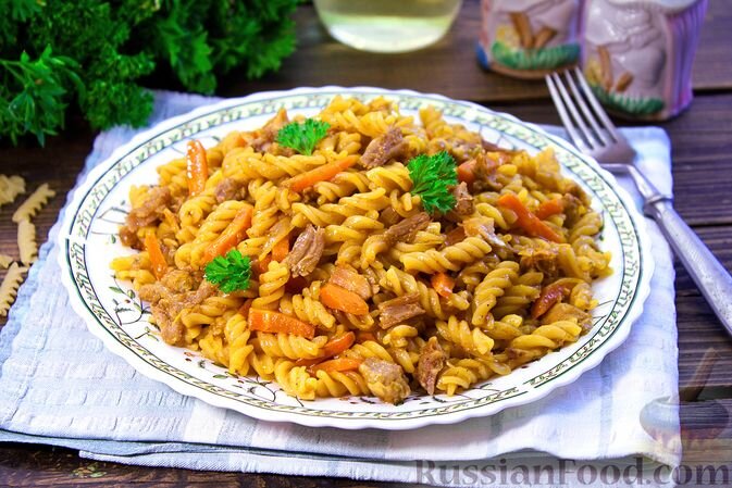 макароны, тушенка, лук репчатый, морковь, чеснок, куркума молотая, паприка молотая, перец чёрный молотый, соль, масло растительное