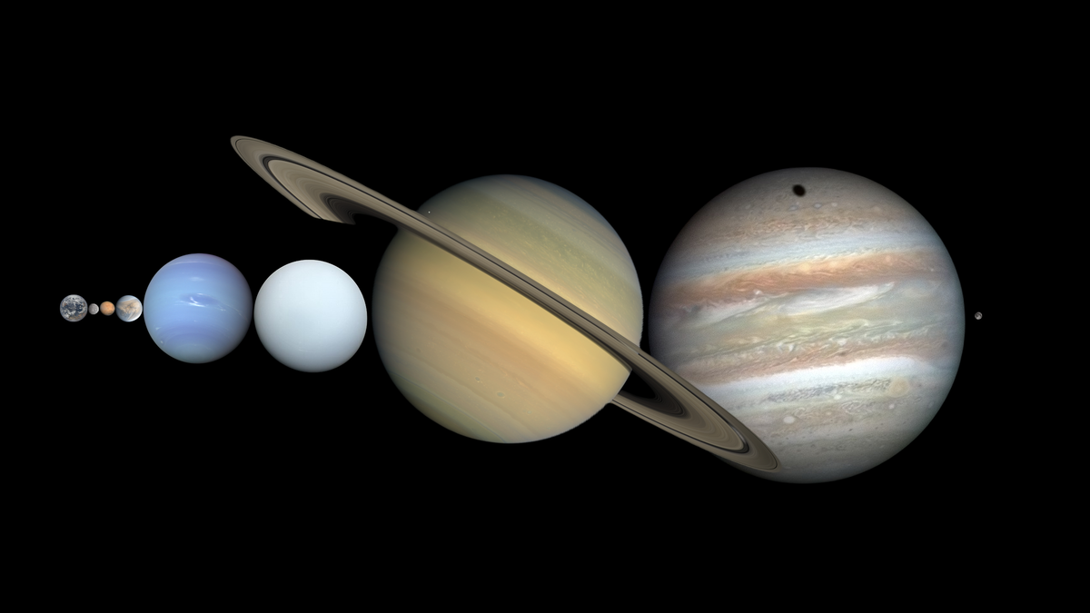 При максимальном расстоянии от Земли до Луны, между ними можно расставить все планеты Солнечной системы, если бы на фотографии не было показано расстояние между планетами, можно было бы разместить ещё одну Землю.