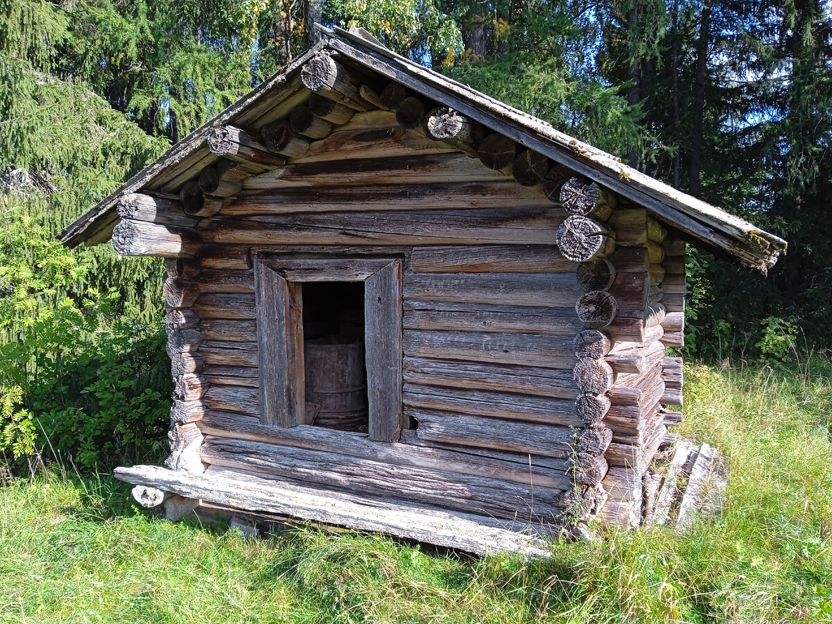 Это не "дом Бабы-Яги" без окон и дверей. Это - старинный амбар в кенозерской деревне Горбачиха. 
