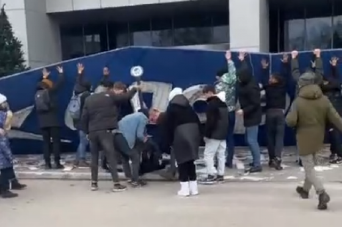    Новокузнечанка, на которую упала вывеска, находится в реанимации