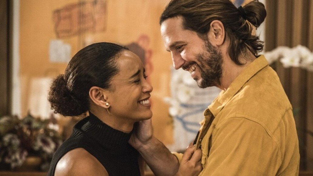 Любовь матери

Судьбы некогда потерявшей ребенка Лурдес, вдовы Телмы и Витории, мечтающей о беременности, хитрым образом переплетаются.
Сериал стоит посмотреть хотябы из-за гениальной игры Адрианы Эстевес (она как всегда играет немного сумасшедьшую отрицательную героиню) и Режины Казе ( которая сыграла добрую мать семейства дону Лурдес). 
Дона Лурдес в молодости потеряла своего сына и всю жизнь пытается его найти, в этом ей будут помогать все ее дети и адвокат Теодора (Таис Араужу), которая очень хочет завести ребенка, но у нее не получется. Теодора хранит тайну, которую в титоге узнают все, и  благодаря Лурдес строгий адвокат станет счастливой мамой и выйдет замуж за любимого.

В сериале так же поднимают социальные темы: экология, насилие, торговля детьми, жизнь в фавелах...

Так же в сериале играет много любимых всеми нами актеров: Мурило Бенисио, Таис Араужу, Адриана Эстевес, Владимир Бришта, Исис Валверде,  Вера Ольц, Жулиану Казарре.

Смотрели этот сериал? Делитесь в комментариях
