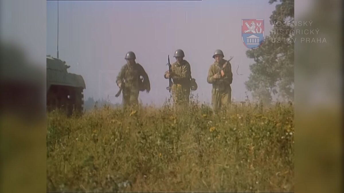 Чётко видно, что это именно советские военнослужащие, ни чехи, ни поляки, ни венгры. 