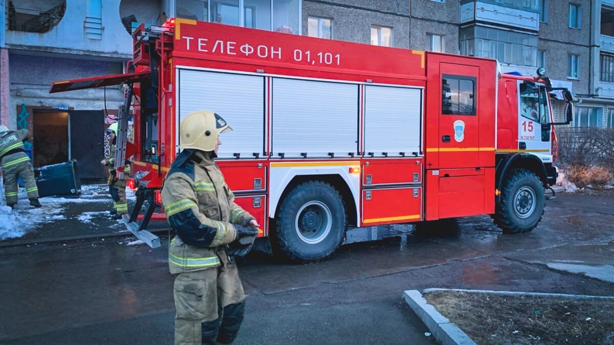     Огненное ДТП во Владивостоке больше не представляет угрозы — огнеборцы потушили пламя.